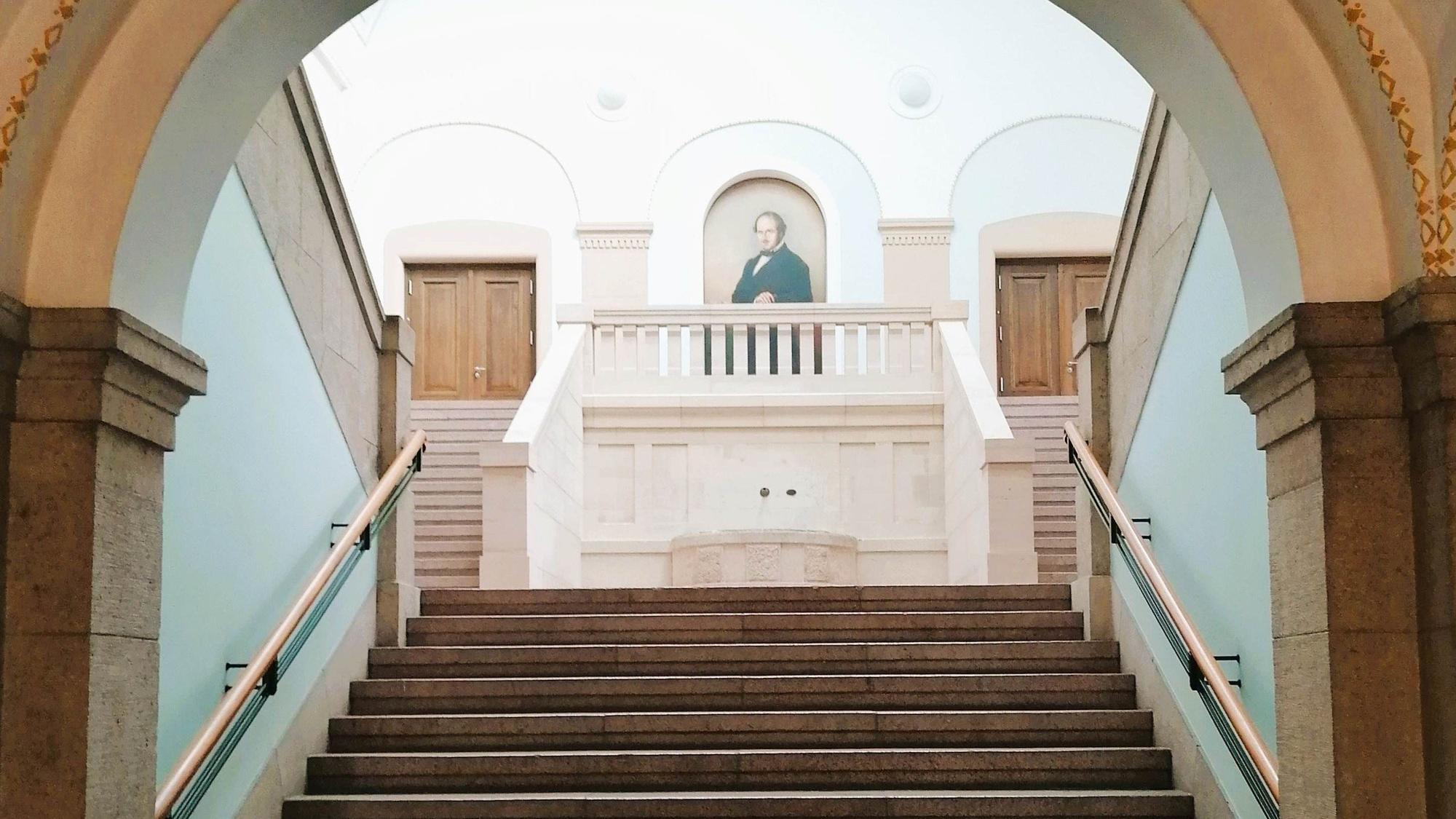 Mehrere Jahrzehnte war der Löwenbrunnen im Treppenhaus der Technischen Hochschule unter Treppenstufen versteckt, bis er wiederentdeckt und saniert wurde.