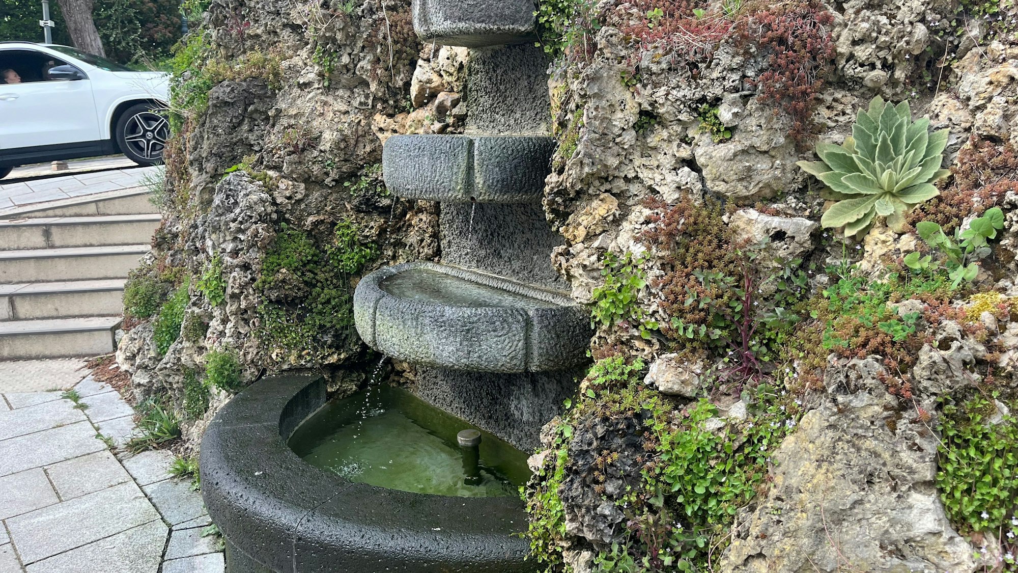 Das Wasser plätschert über die vier Becken.