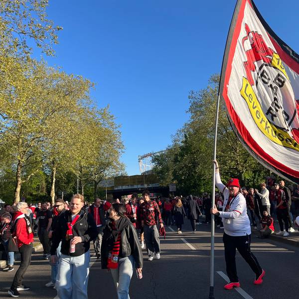 Hunderte Fans waren zum Busempfang auf die Bismarckstraße gekommen.