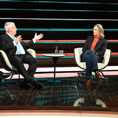 CDU-Politiker Jürgen Hardt (Mitte) machte sich am Dienstag für Israel stark, während Nahost-Expertin Kristin Helberg deutsche Waffenlieferungen verurteilte. (Bild: ZDF / Cornelia Lehmann)