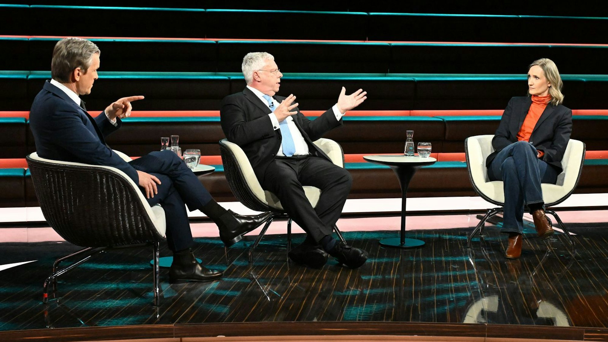 CDU-Politiker Jürgen Hardt (Mitte) machte sich am Dienstag für Israel stark, während Nahost-Expertin Kristin Helberg deutsche Waffenlieferungen verurteilte. (Bild: ZDF / Cornelia Lehmann)