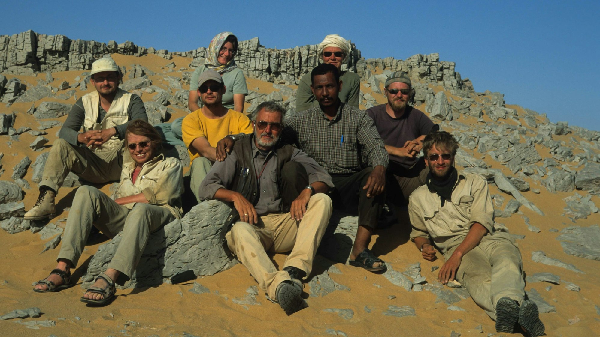 Kuper mittig im Kreise von Kollegen der Kölner Wüsten-Forschung