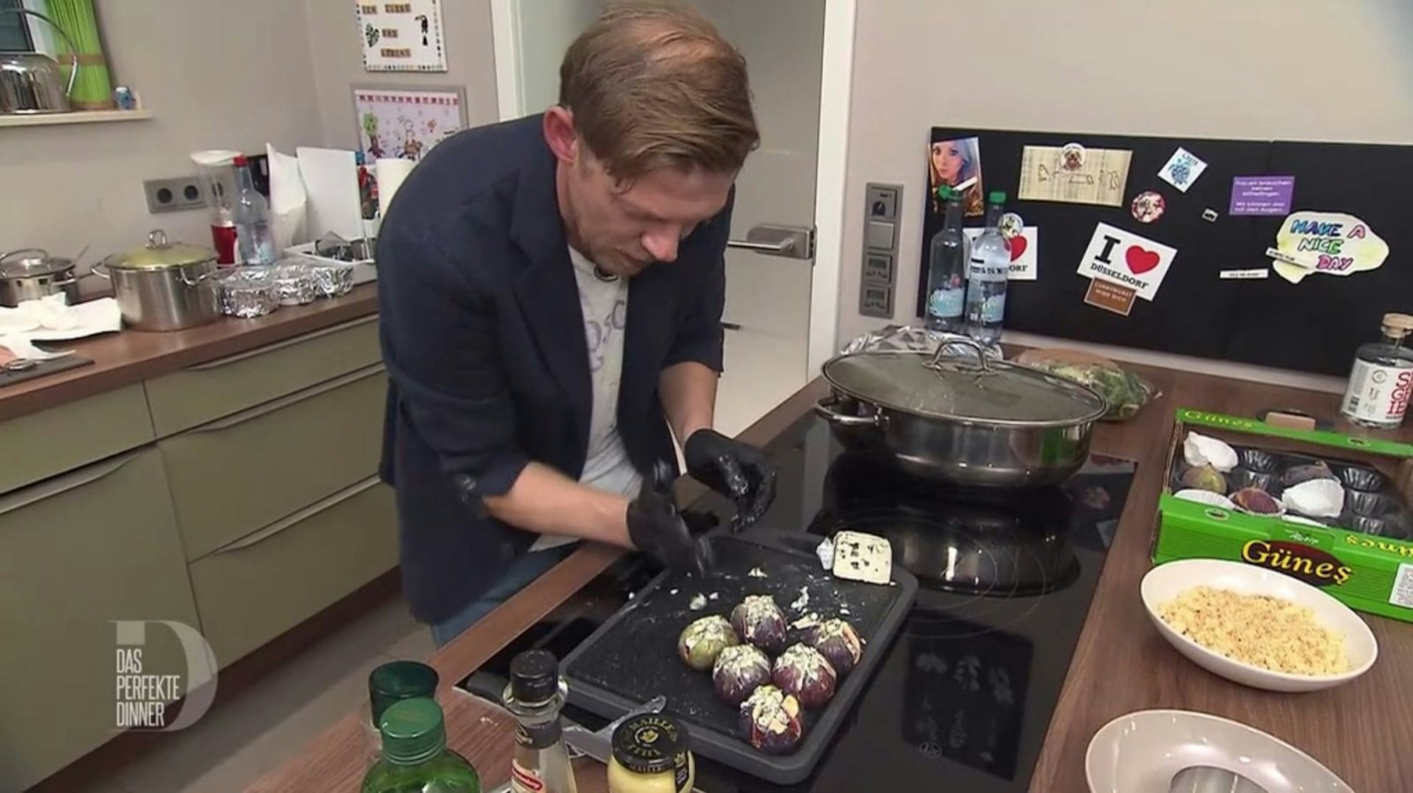 Die Frickelarbeit geht beim Befüllen der Feigen weiter.
(Bild: RTL)