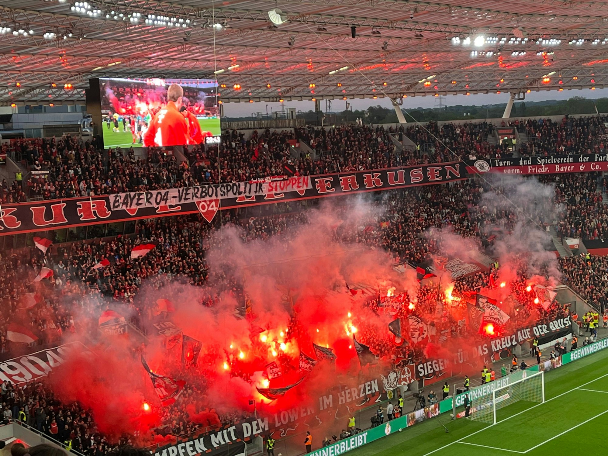 Pyrotechnik im Stadion vor Spielbeginn