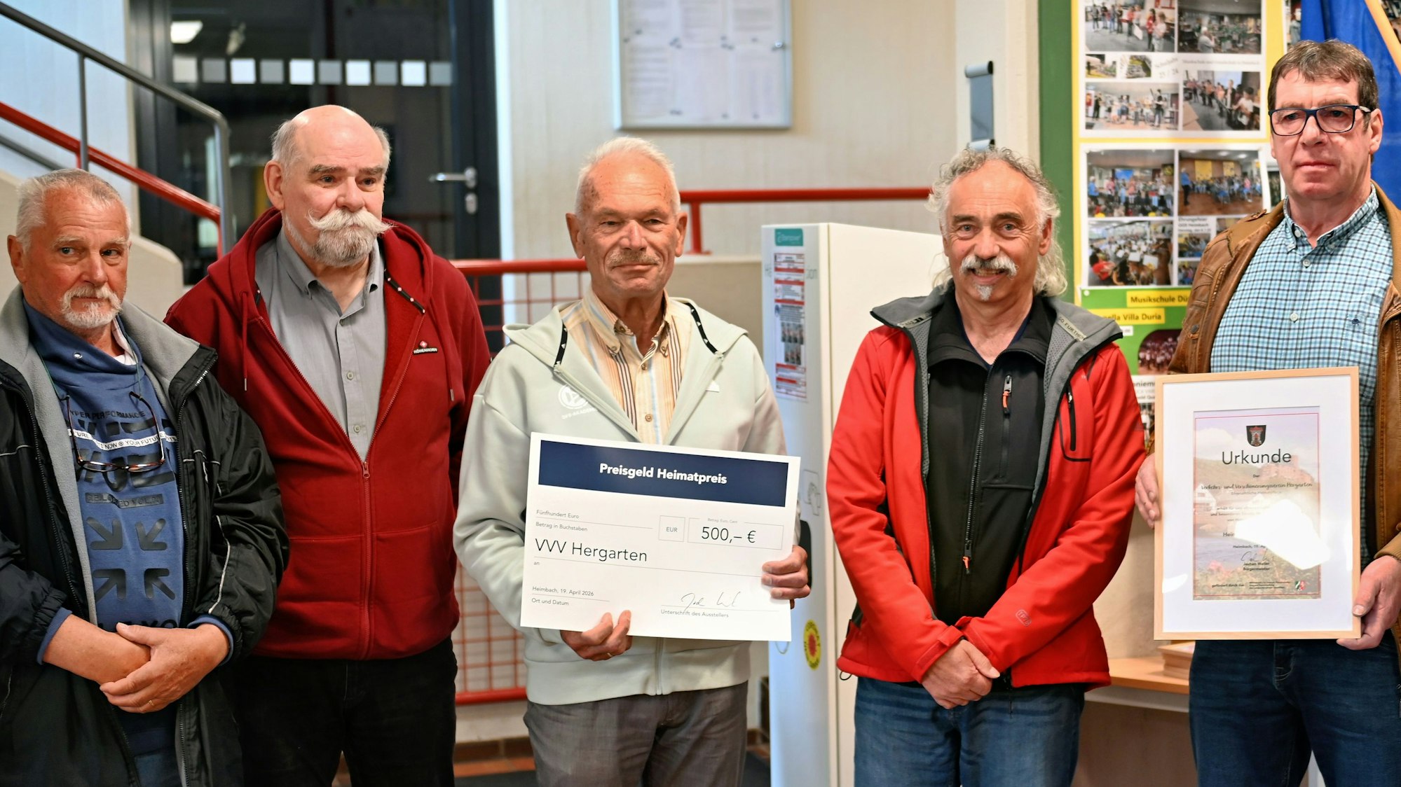 Fünf Männer stehen nebeneinander.