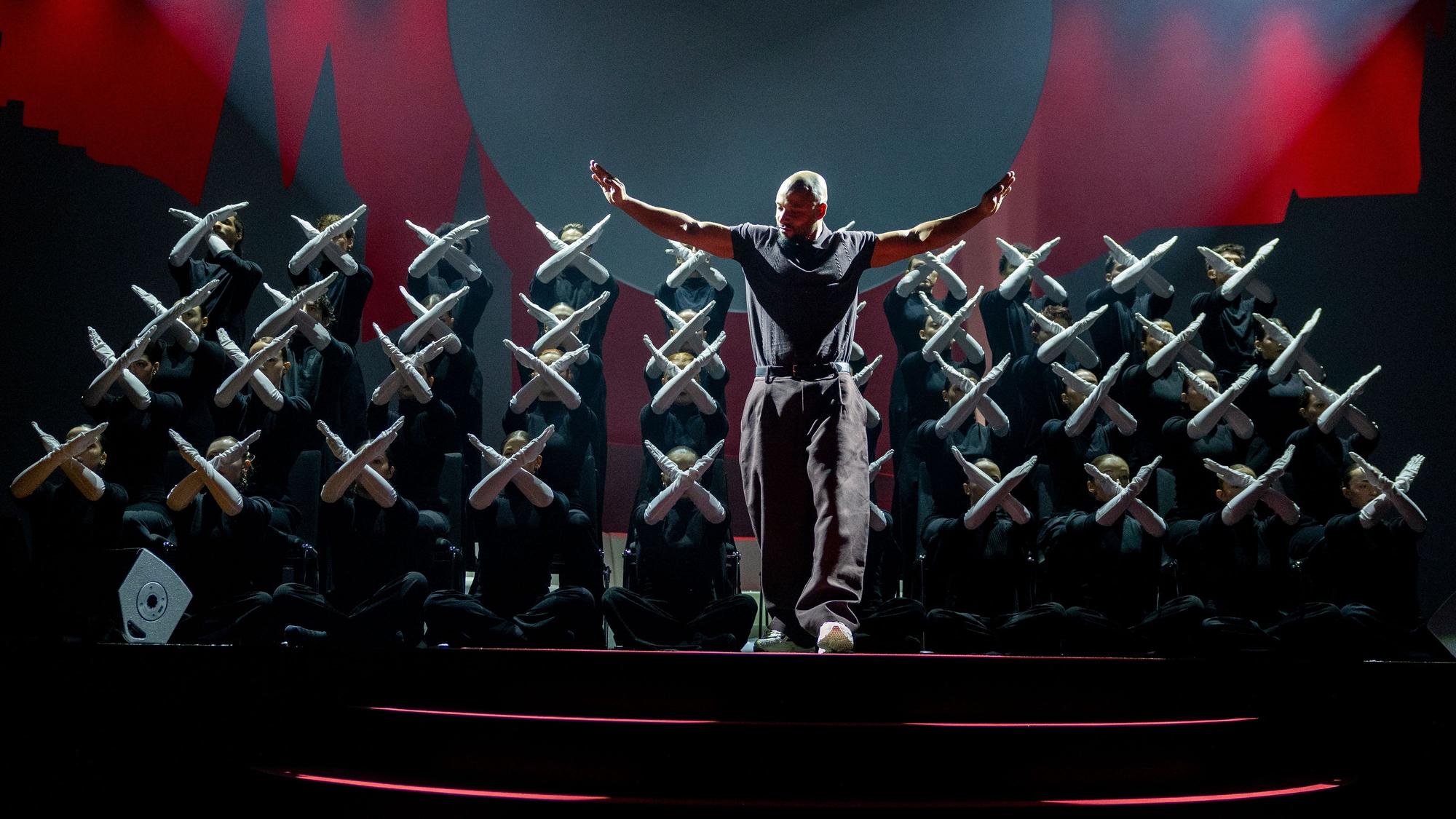 Die Tanzperformance des Choreografen Sadeck Waff und seines Ensembles bildete den Auftakt des Bühnenprogramms,