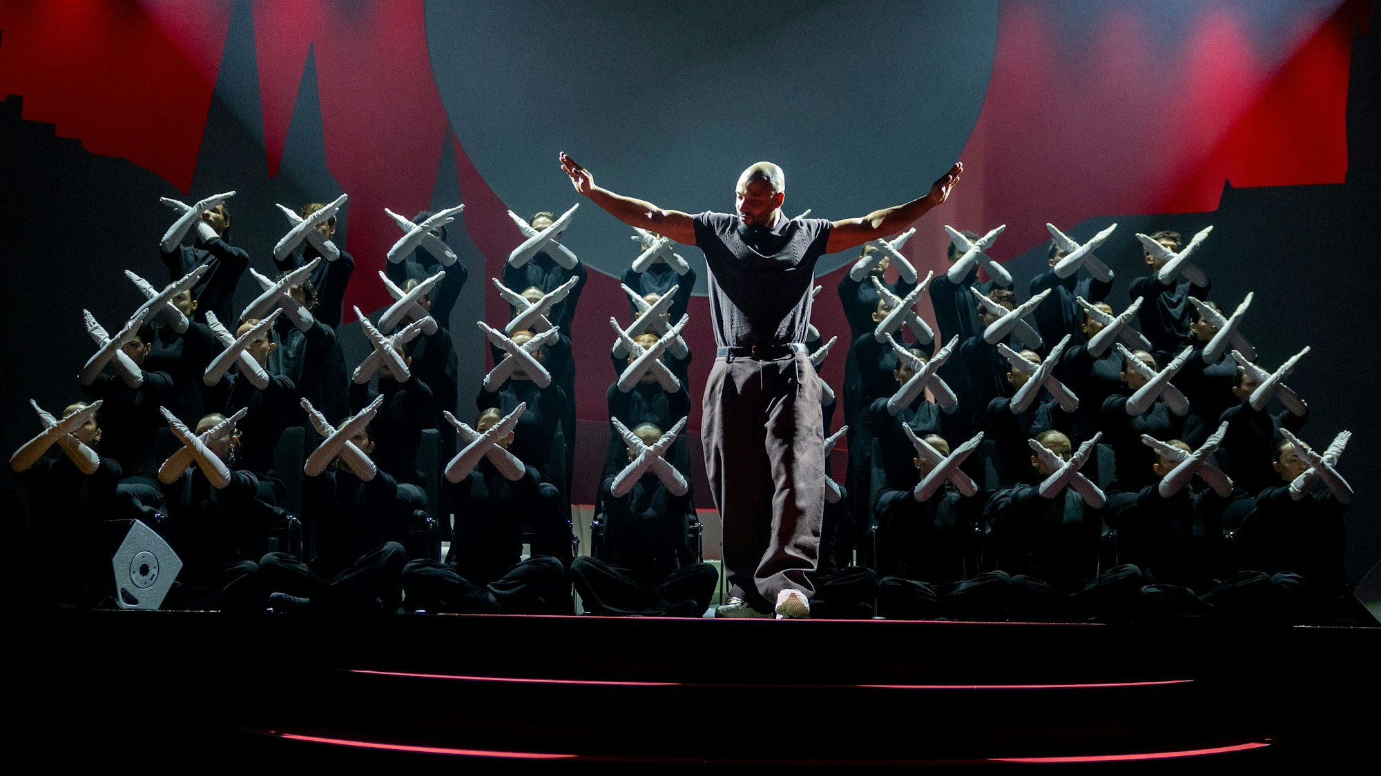 Die Tanzperformance des Choreografen Sadeck Waff und seines Ensembles bildete den Auftakt des Bühnenprogramms,