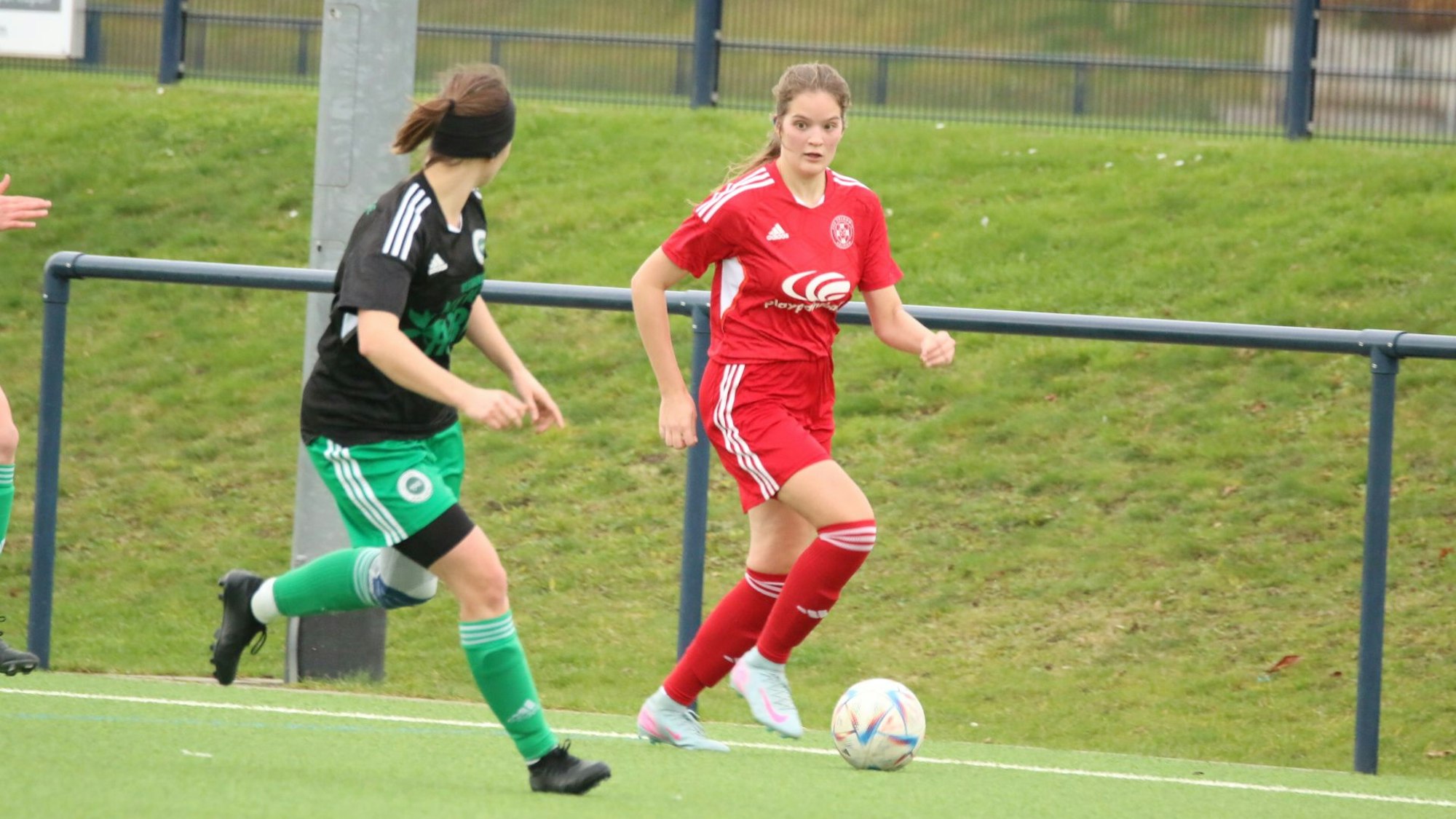 Melina Born hatte auf der linken Seite einige Freiräume und wird von einer Gegenspielerin verfolgt.