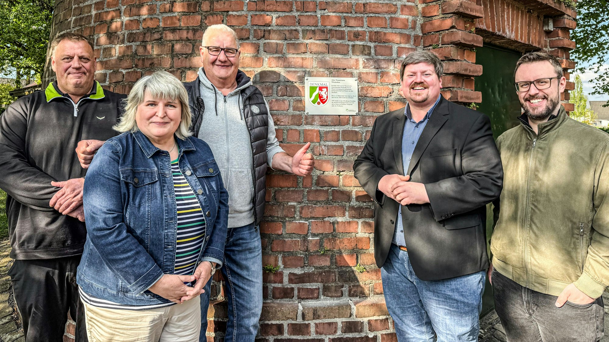 Martin Schwarz (v.l., Boule-Spielgemeinschaft), Silvia Pallenberg (stellvertretende Bürgermeisterin), Carsten Leisner (Förderverein Alter Wasserturm), Maurice Winter (Bürgermeister) und Philip Preuß (Amtsleiter Bauordnung) vor der Plakette.