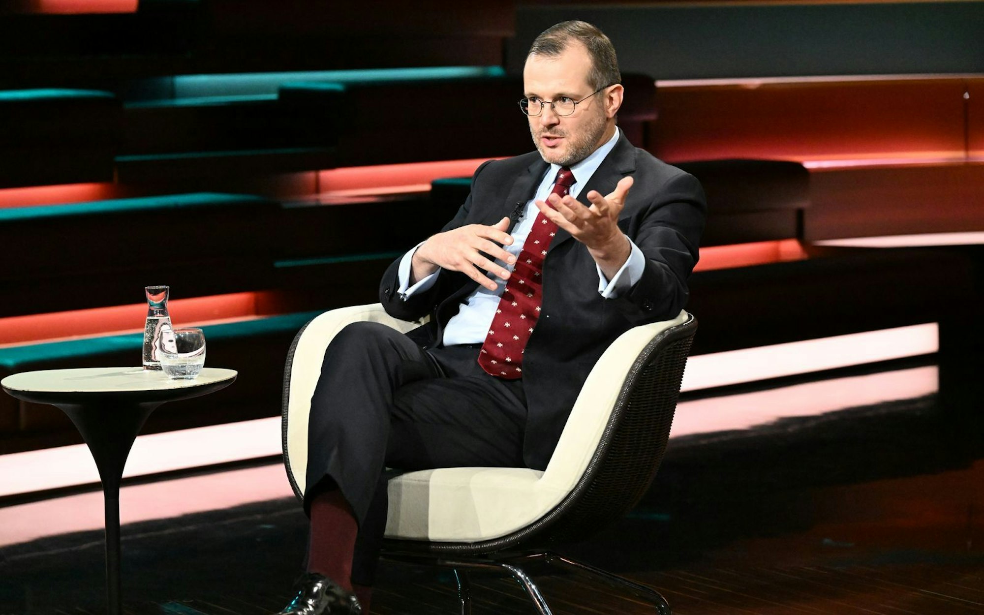 Militär-Experte Matthias Strohn sah Parallelen zu früheren US-Einsätzen und kritisierte „falsche Analysen zu Beginn“. (Bild: ZDF/Cornelia Lehmann)