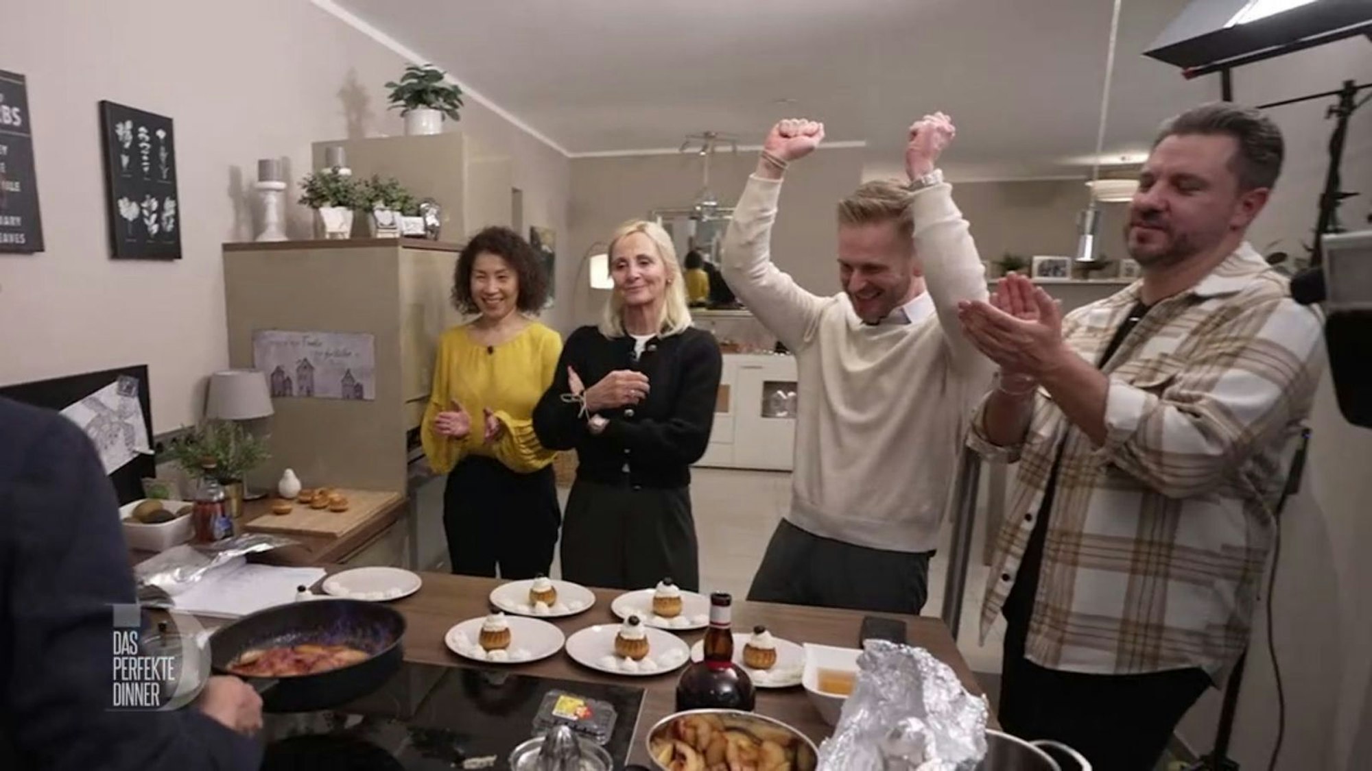 Bisschen Show-Cooking gefällig? Da sagen (von links) Kayo, Jutta, Albert und Daniel nicht Nein.
(Bild: RTL)