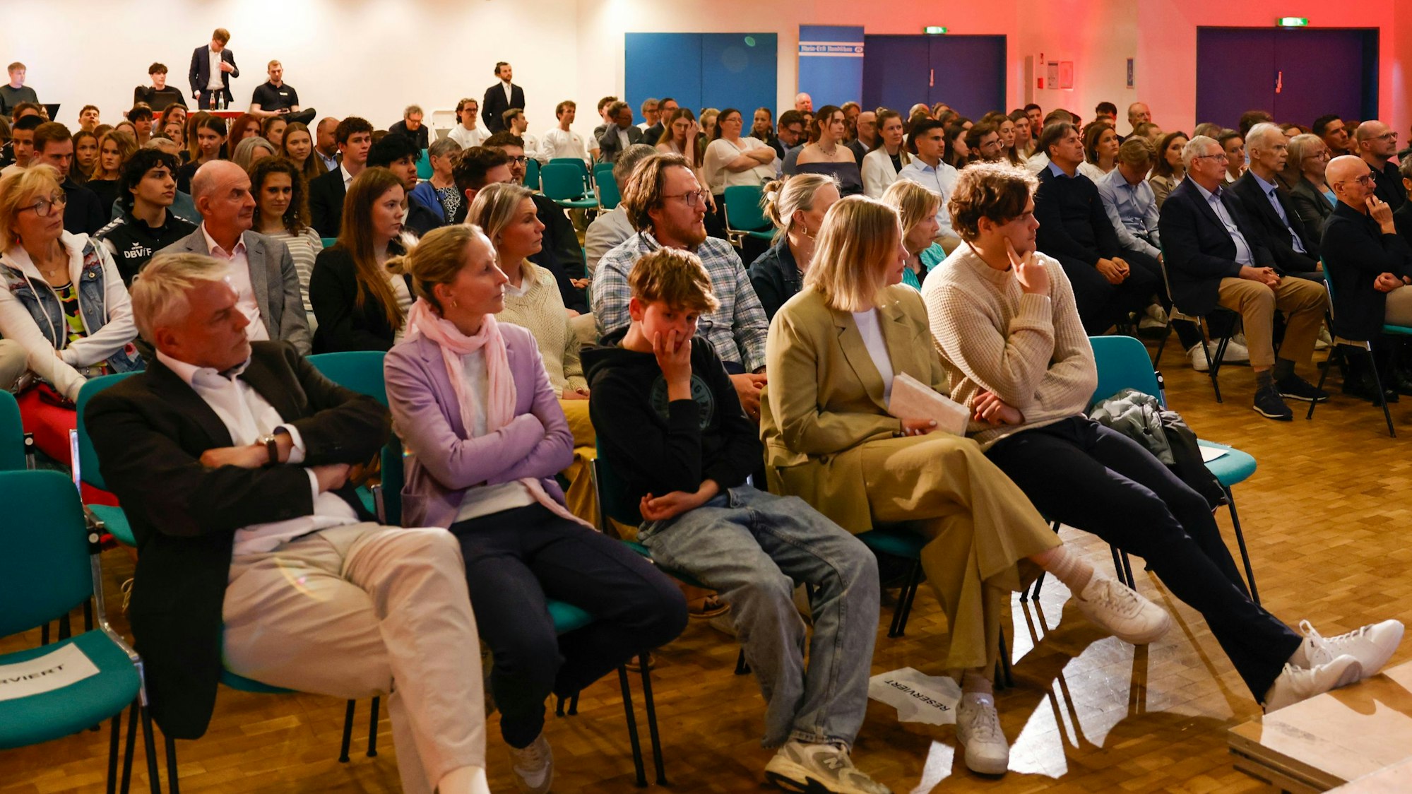 Das Bild zeigt den Stadtsaal in Frechen mit den Sportlerinnen und Sportler.