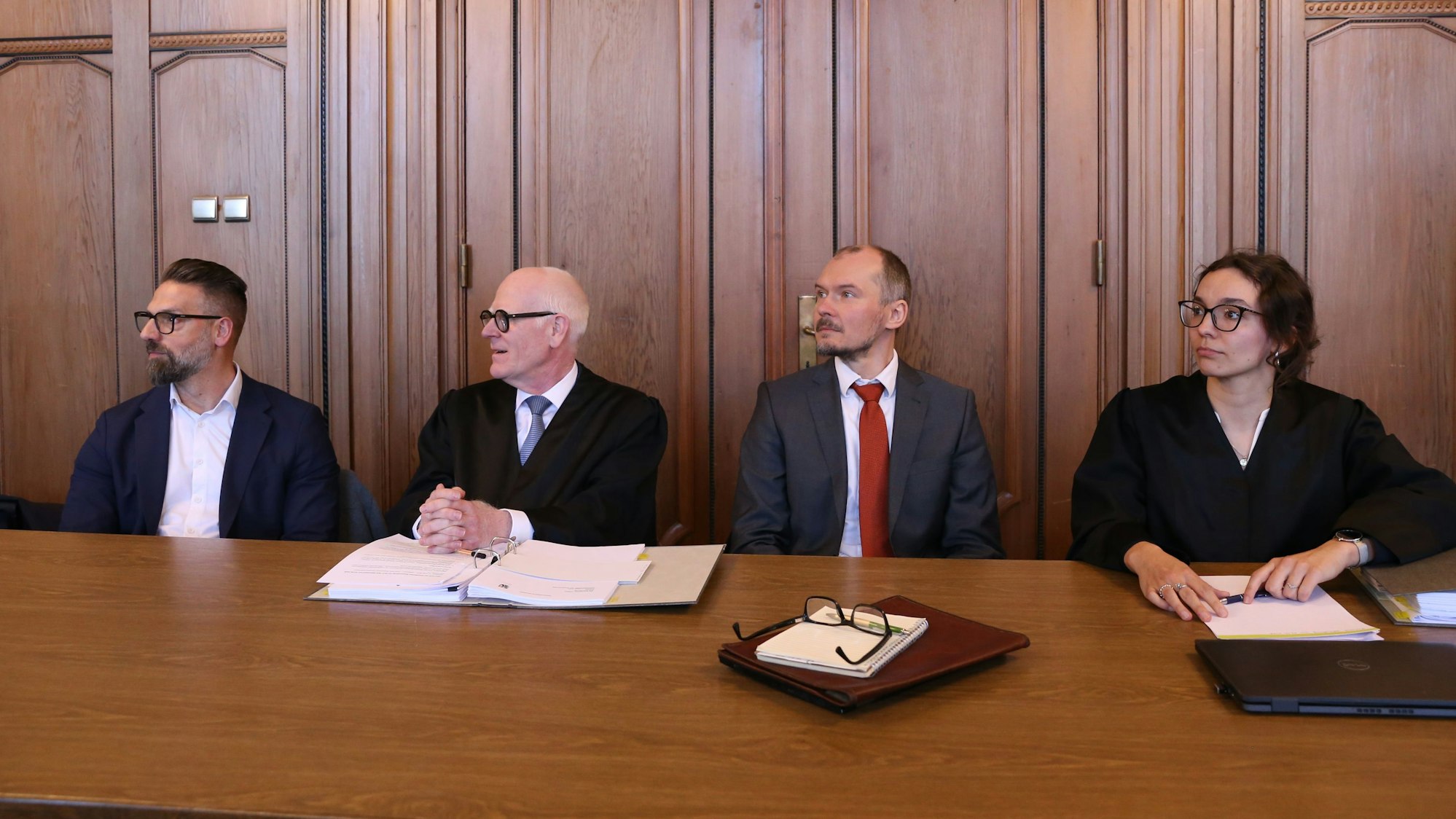 Anwalt Frank Roth (2.v.l.) vertrat die Stadt Köln am Oberlandesgericht.