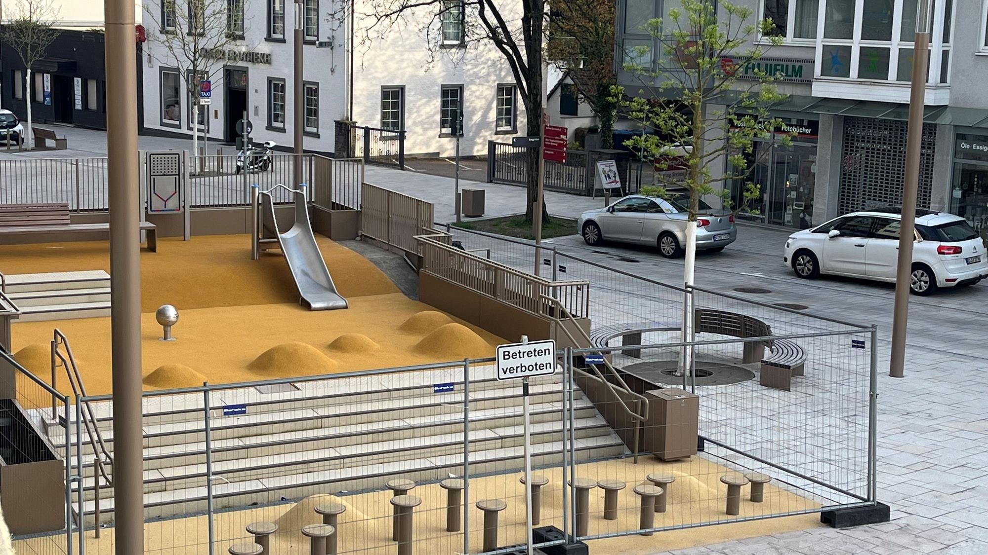 Die Spielfläche abgesperrt von Gittern von oben fotgrafiert.