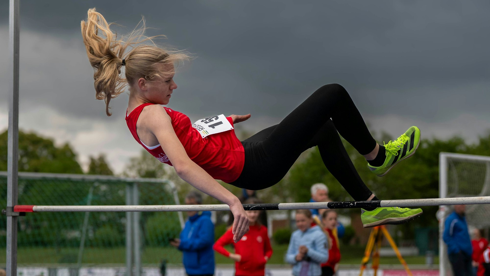Das Bild zeigt die Nachwuchssportlerin beim Hochsprung im Heinz-Flohe-Stadion in Euskirchen.