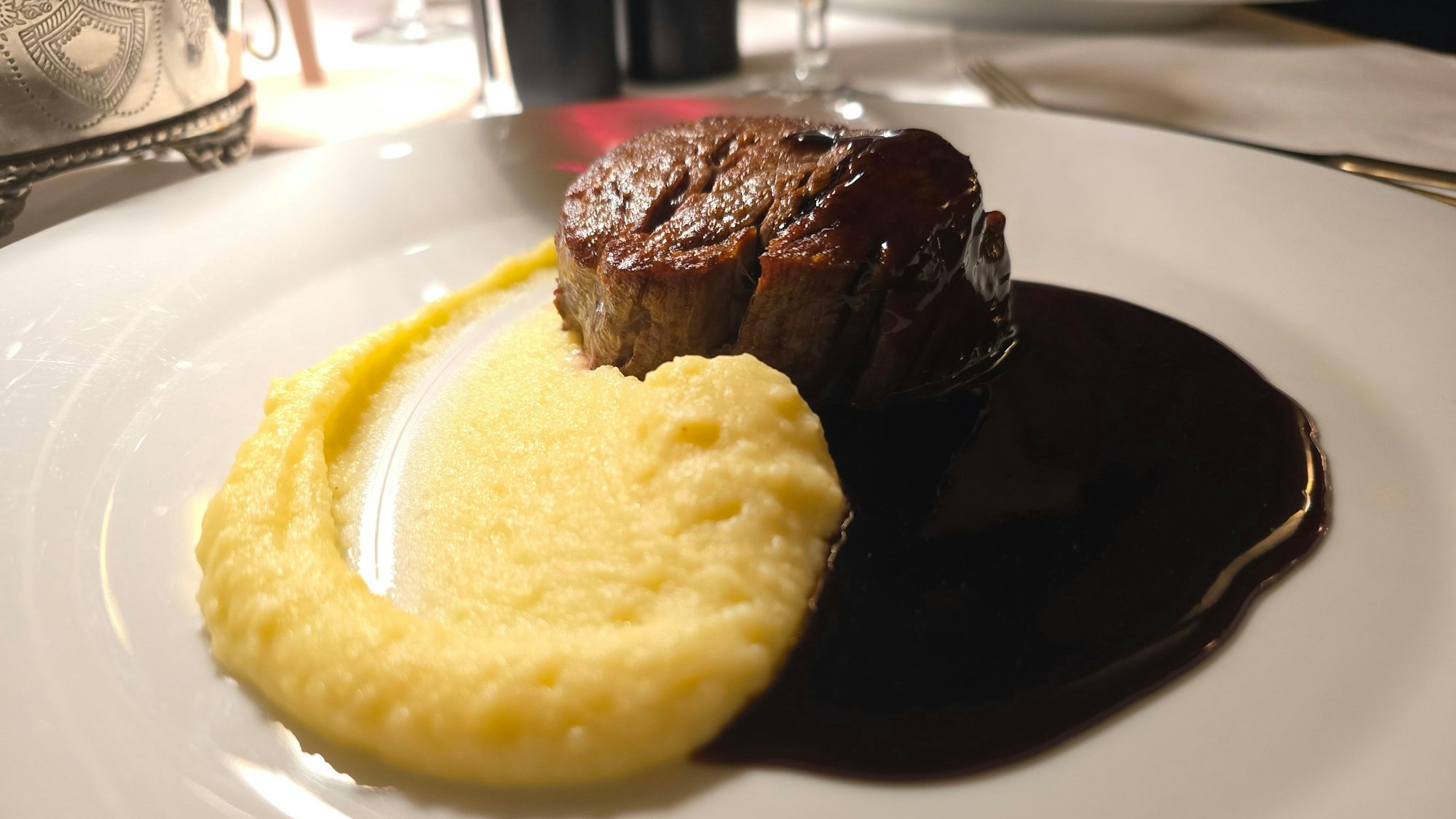 Das Gericht ist auf einem weißen Teller angerichtet.