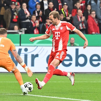 Harry Kane (r.) in Aktion gegen Bayer-Torwart Mark Flekken.