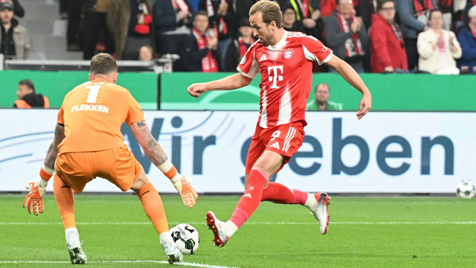 Harry Kane (r.) in Aktion gegen Bayer-Torwart Mark Flekken.