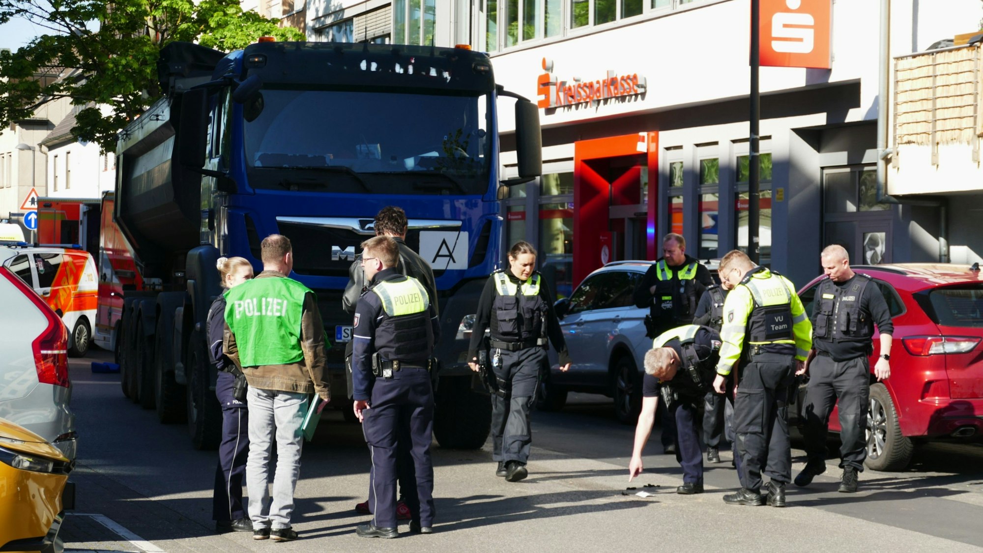 Polizistinnen und Polizisten untersuchen den Lkw.