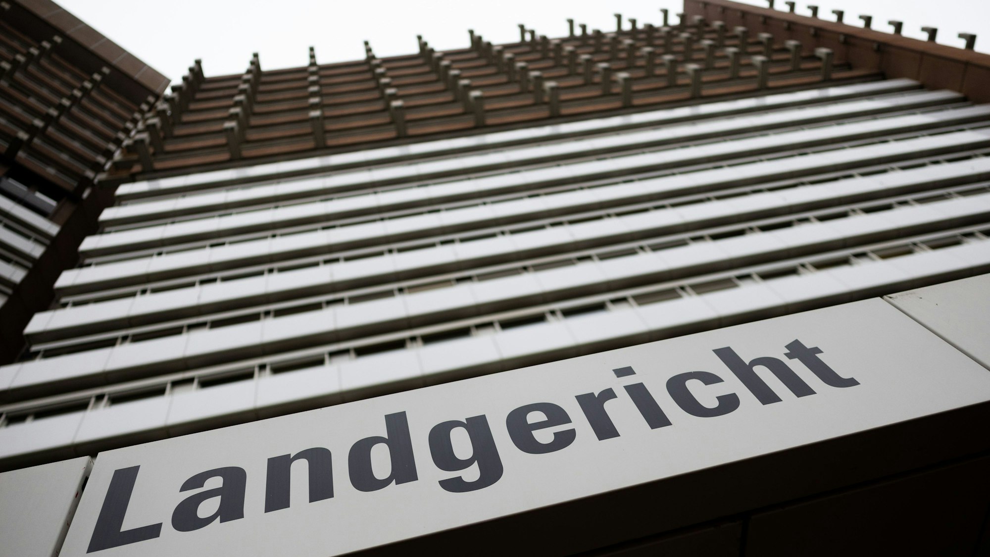 Das Bild zeigt den Schriftzug Landgericht am Gerichtsgebäude.