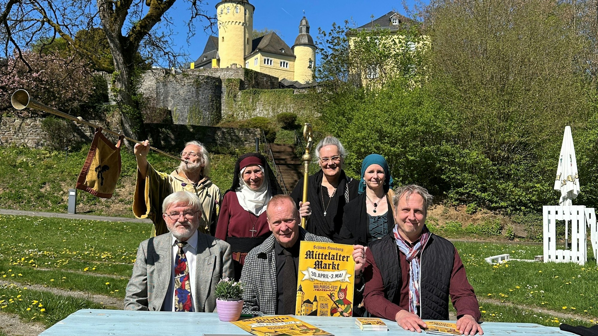 Eine Gruppe vor dem Schloss.