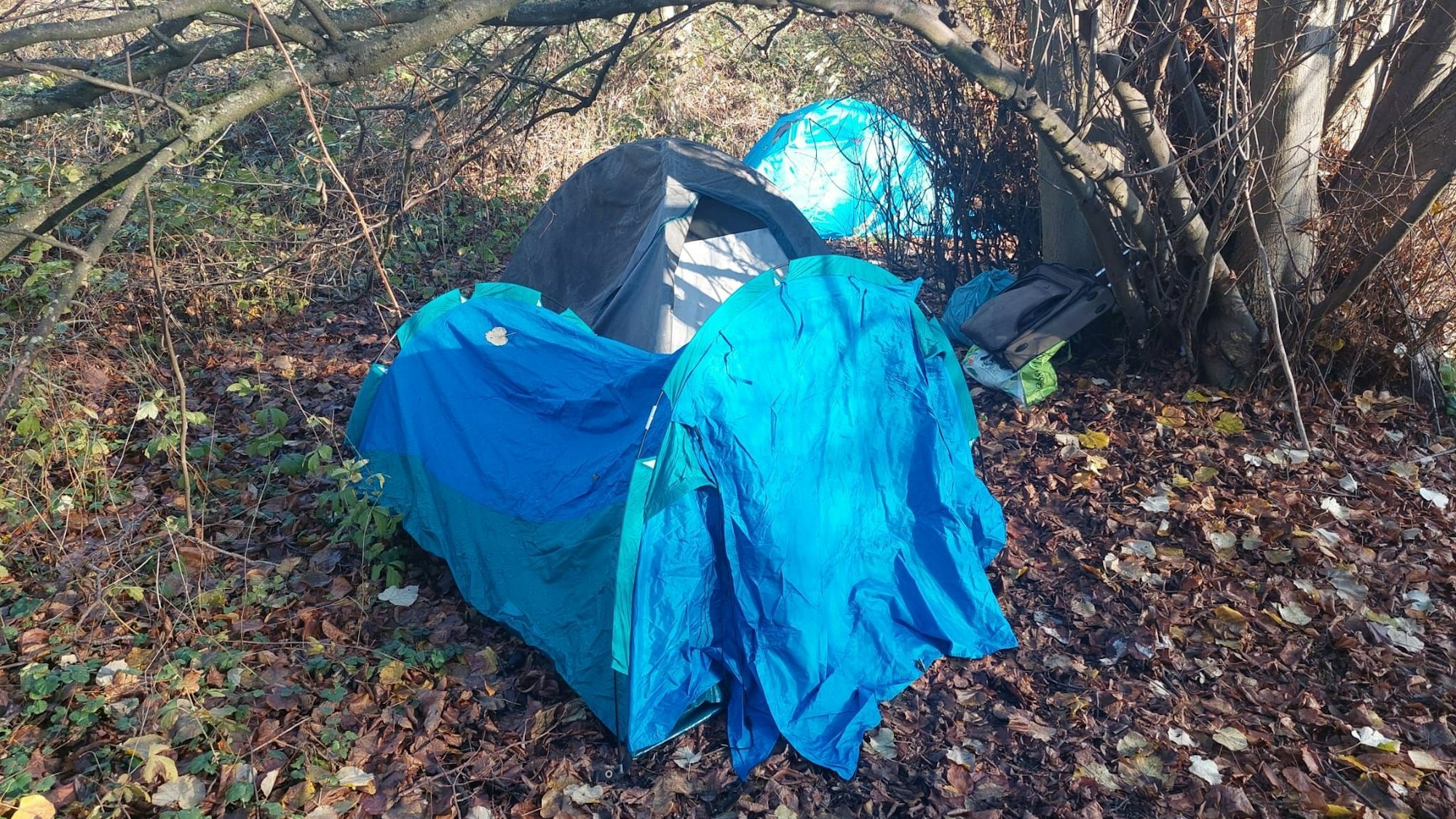 Auch diese Zelte im Untergrund zeigen das Leid.