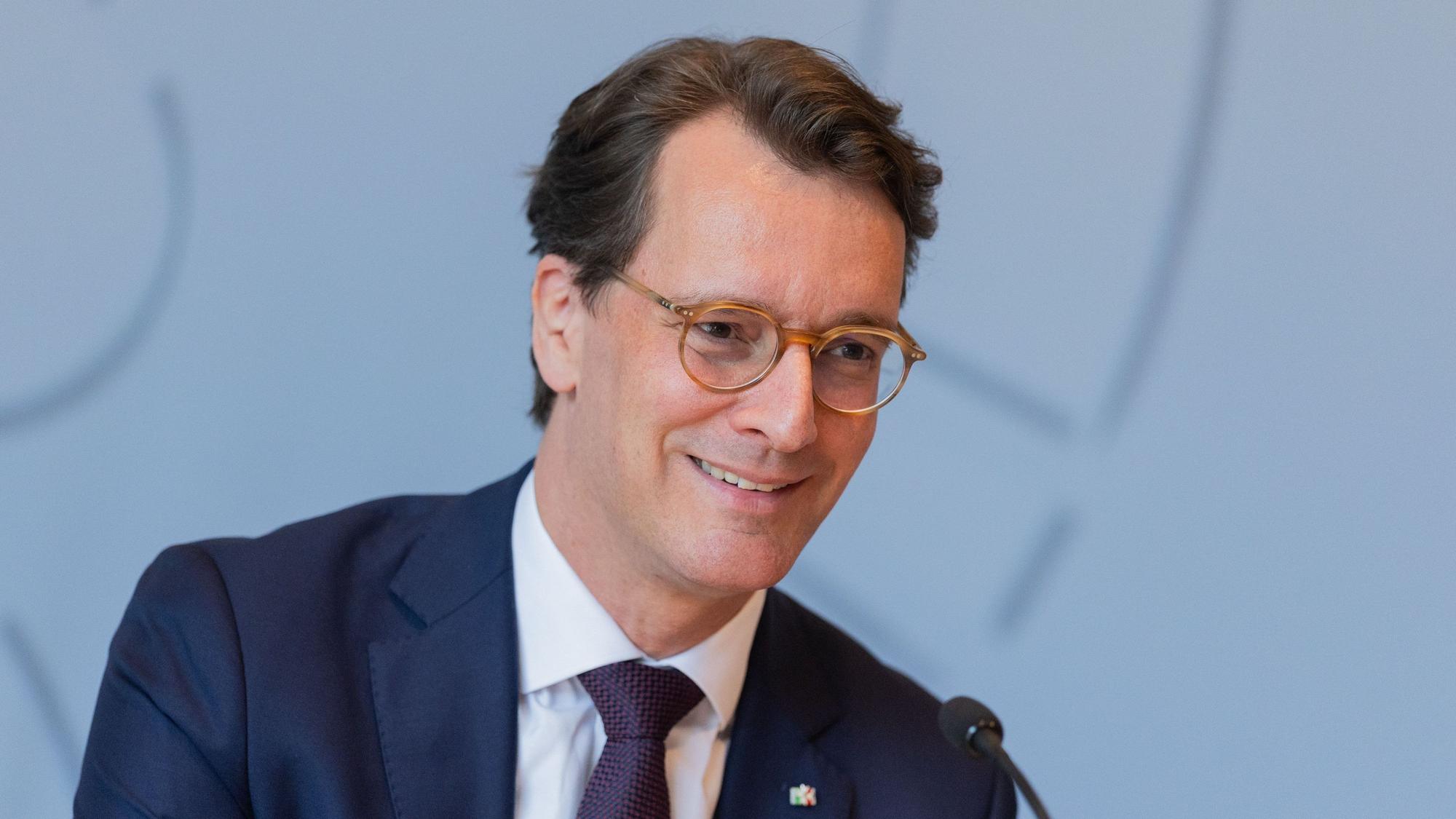Ministerpräsident Hendrik Wüst (CDU) bekommt rückwirkend mehr Geld
