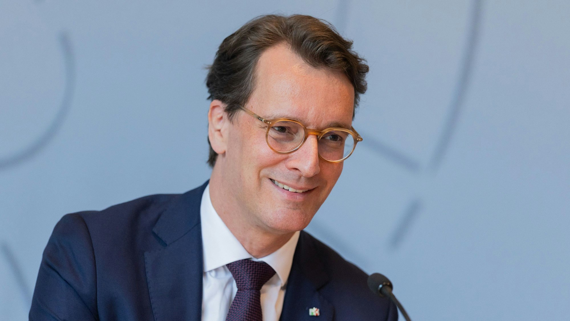 Ministerpräsident Hendrik Wüst (CDU) bekommt rückwirkend mehr Geld