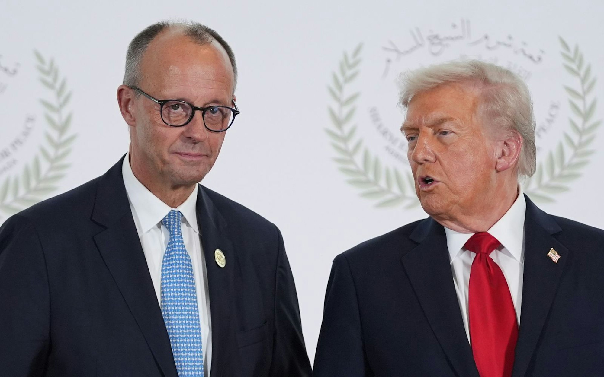 Glaubt man Robin Alexander, verbindet Friedrich Merz (links) und Donald Trump (rechts) eine „gemeinsame Gegnerschaft zu Angela Merkel“. (Bild: 2025 Getty Images/Evan Vucci - Pool)