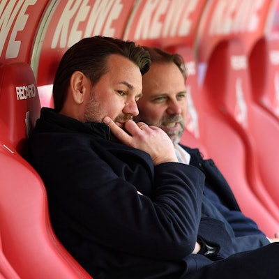 Thomas Kessler (l.) und Tim Steidten sitzen auf der Trainerbank.