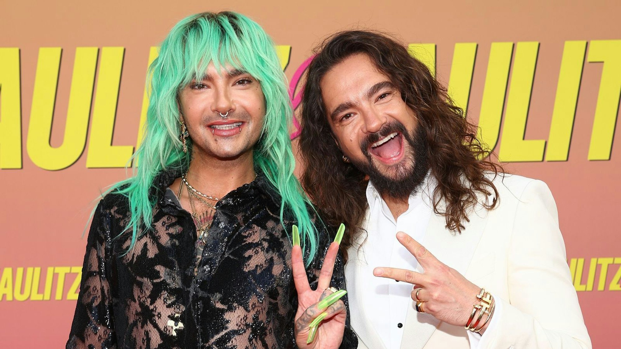 Bill und Tom Kaulitz haben sich in ihrem Podcast „Kaulitz Hills - Senf aus Hollywood“ erneut zu ihrer Partynacht im Europapark geäußert. (Bild: 2025 Getty Images/Sebastian Reuter)