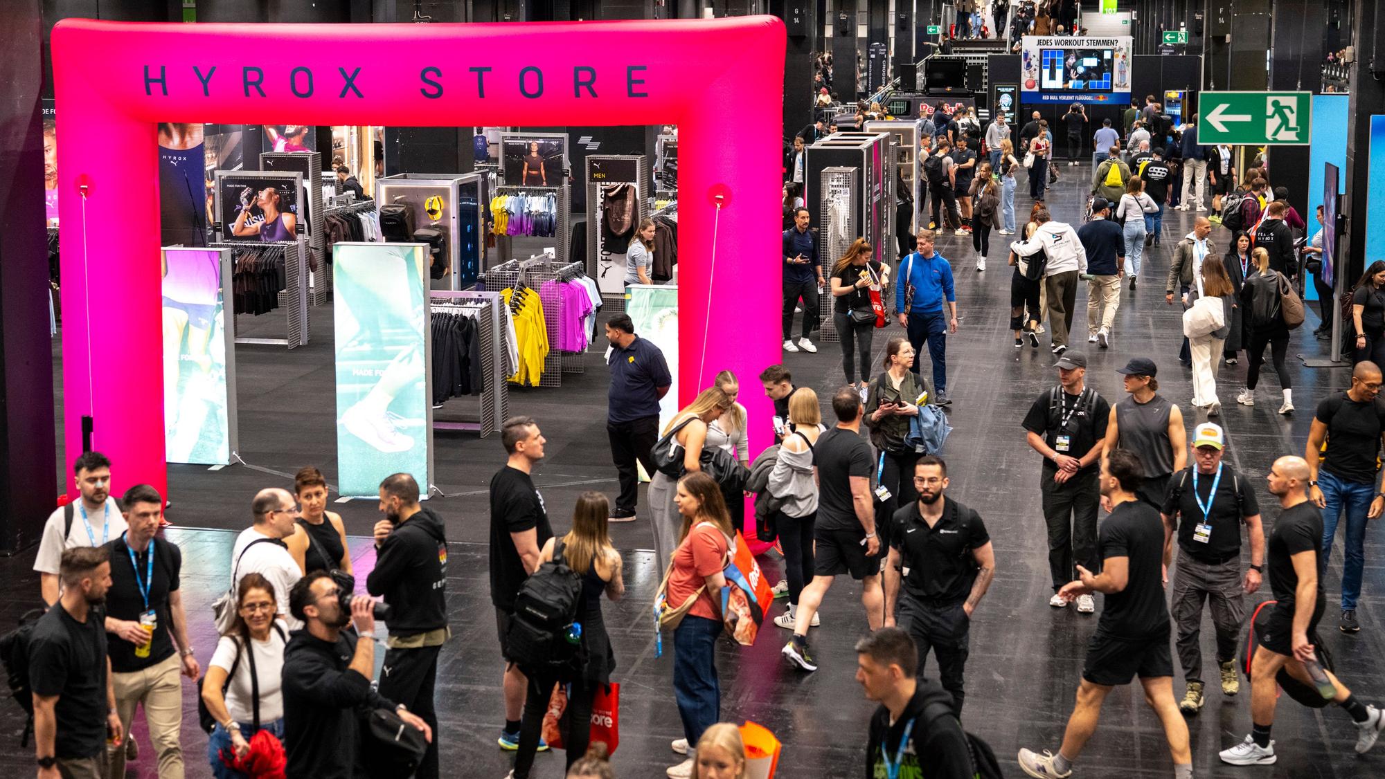 Hersteller von Sportkleidung, Nahrungsergänzungsmitteln oder auch Massagepistolen stellen am Rande der Wettkampffläche ihre Produkte aus – und verkaufen sie.