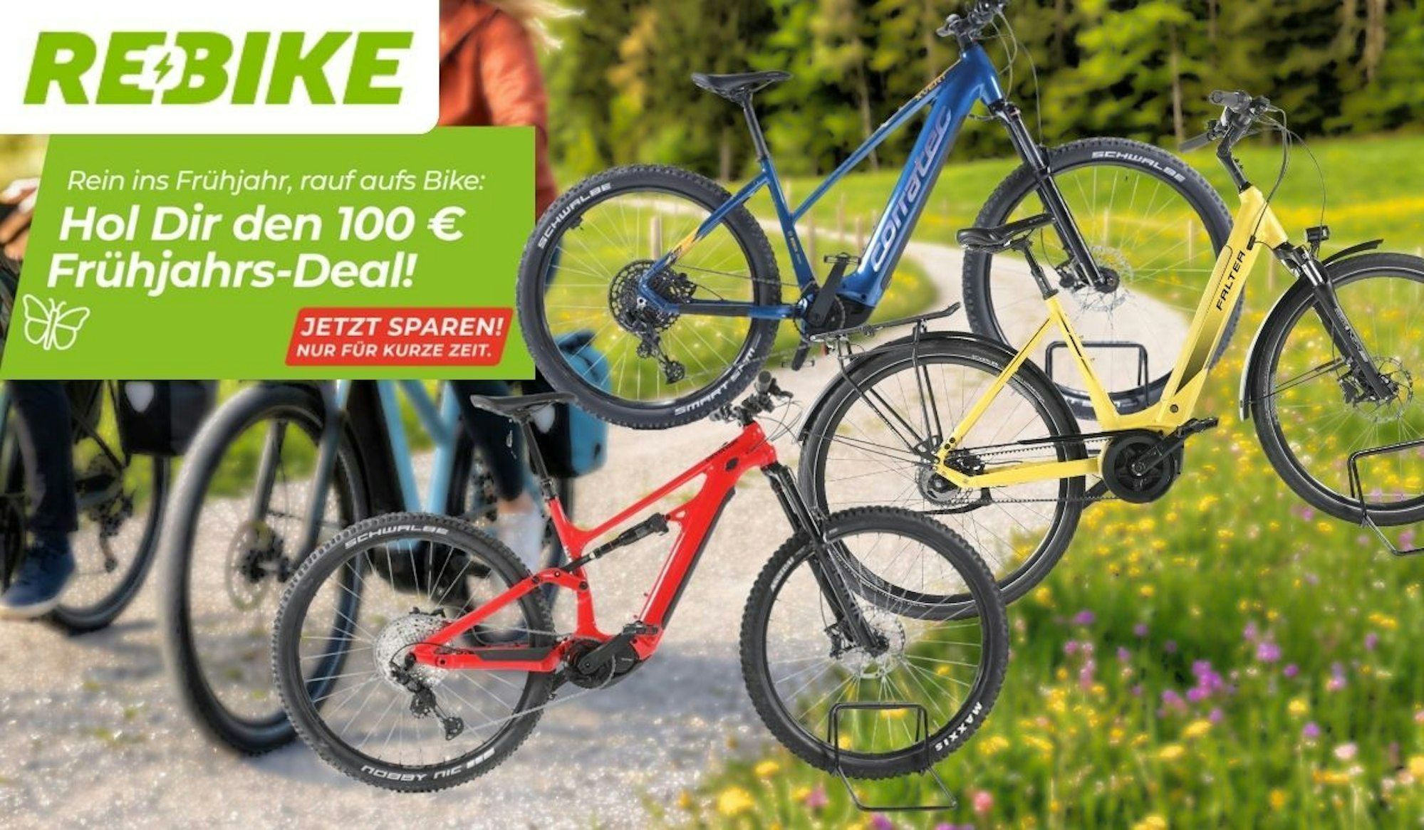 Werbebild von Rebike mit drei E-Bikes in den Farben Rot, Blau und Gelb vor einer frühlingshaften Landschaft mit Blumenwiese und Feldweg. Im Hintergrund sind Personen mit Fahrrädern zu sehen. Links oben das grüne Rebike-Logo sowie ein grünes Textbanner mit der Aufschrift „Hol Dir den 100 € Frühjahrs-Deal! Jetzt sparen! Nur für kurze Zeit."