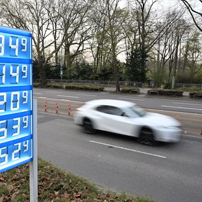 Ein Auto fährt am Morgen an der Preisanzeige einer Tankstelle vorbei. Die Kraftstoffpreise sind zuletzt stark gestiegen. Das treibt auch die Befragten beim „NRW-Check“ um. (Archivbild)