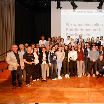 Das Bild zeigt alle Siegerinnen und Sieger der Wahl.