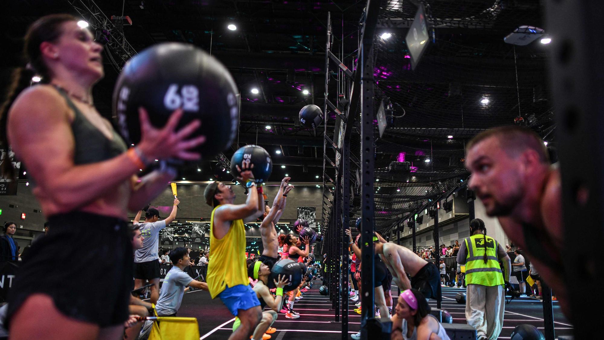Im Double können Männer und Frauen gemeinsam antreten. Hier wechseln sie sich bei der Übung Wallball ab. 100 Mal pro Paar wird der Medizinball in Kombination mit einer Kniebeuge an eine hochgelegte Zielscheibe geworfen.