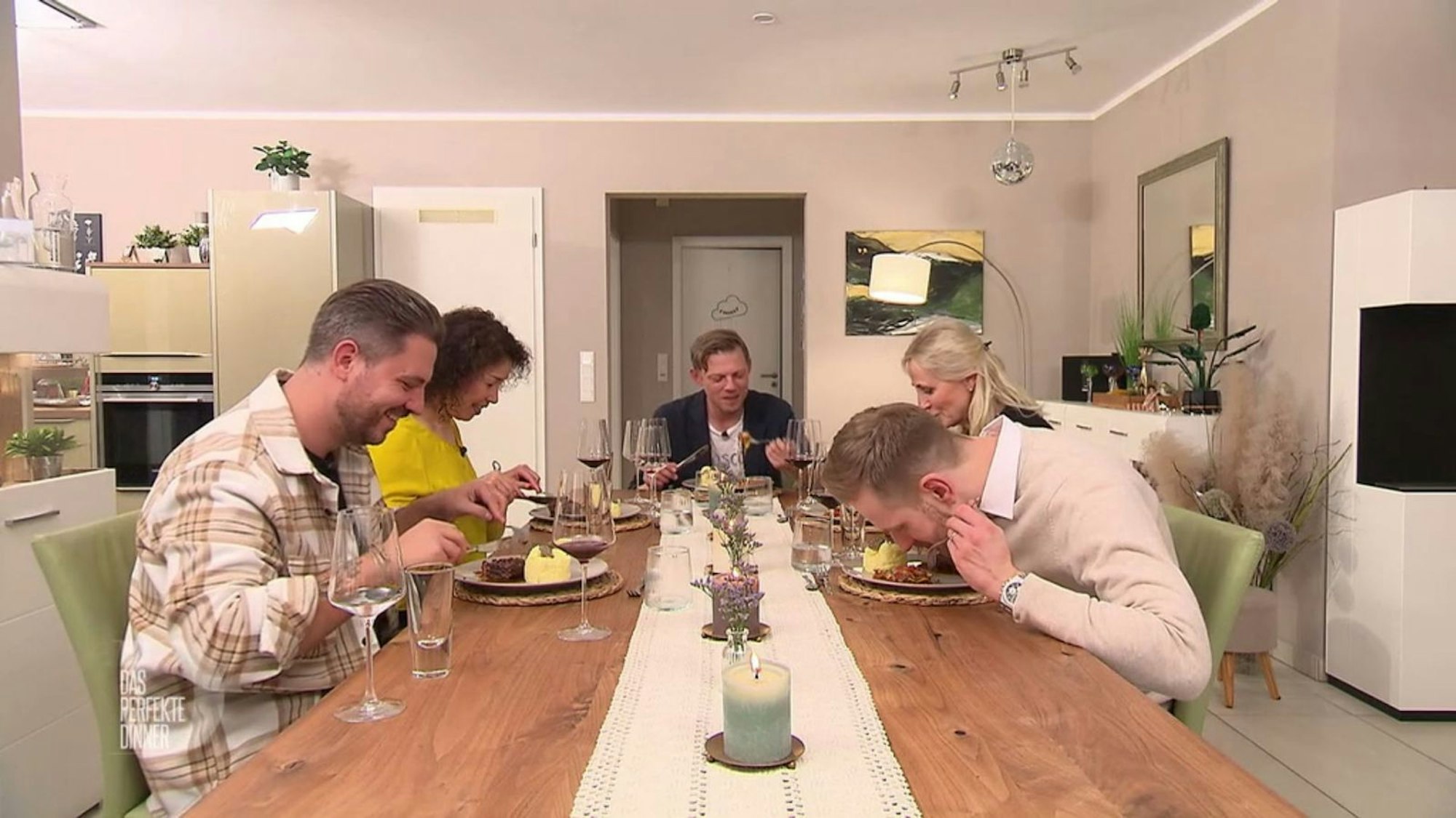 Mark hat sich mächtig ins Zeug gelegt, um den Hauptgang warm auf die Teller zu bringen.
(Bild: RTL)