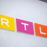 Das Logo des Fernsehsenders RTL ist auf einem Hinweisschild vor dem Gebäude des Sendezentrums in Köln zu sehen.
