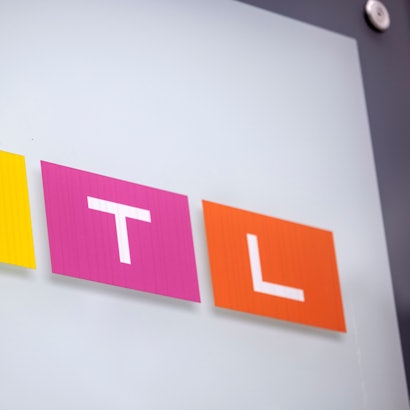 Das Logo des Fernsehsenders RTL ist auf einem Hinweisschild vor dem Gebäude des Sendezentrums in Köln zu sehen.