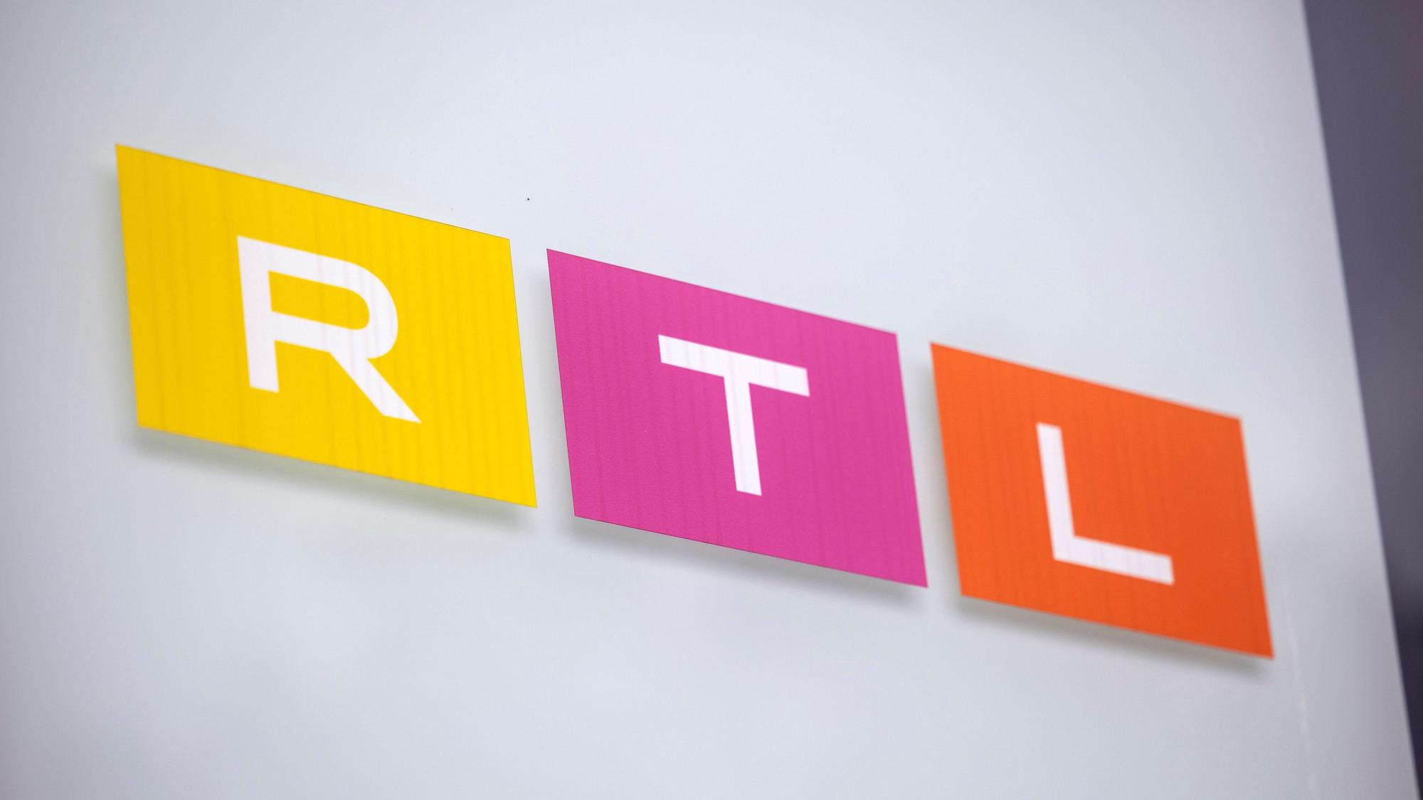 Das Logo des Fernsehsenders RTL ist auf einem Hinweisschild vor dem Gebäude des Sendezentrums in Köln zu sehen.