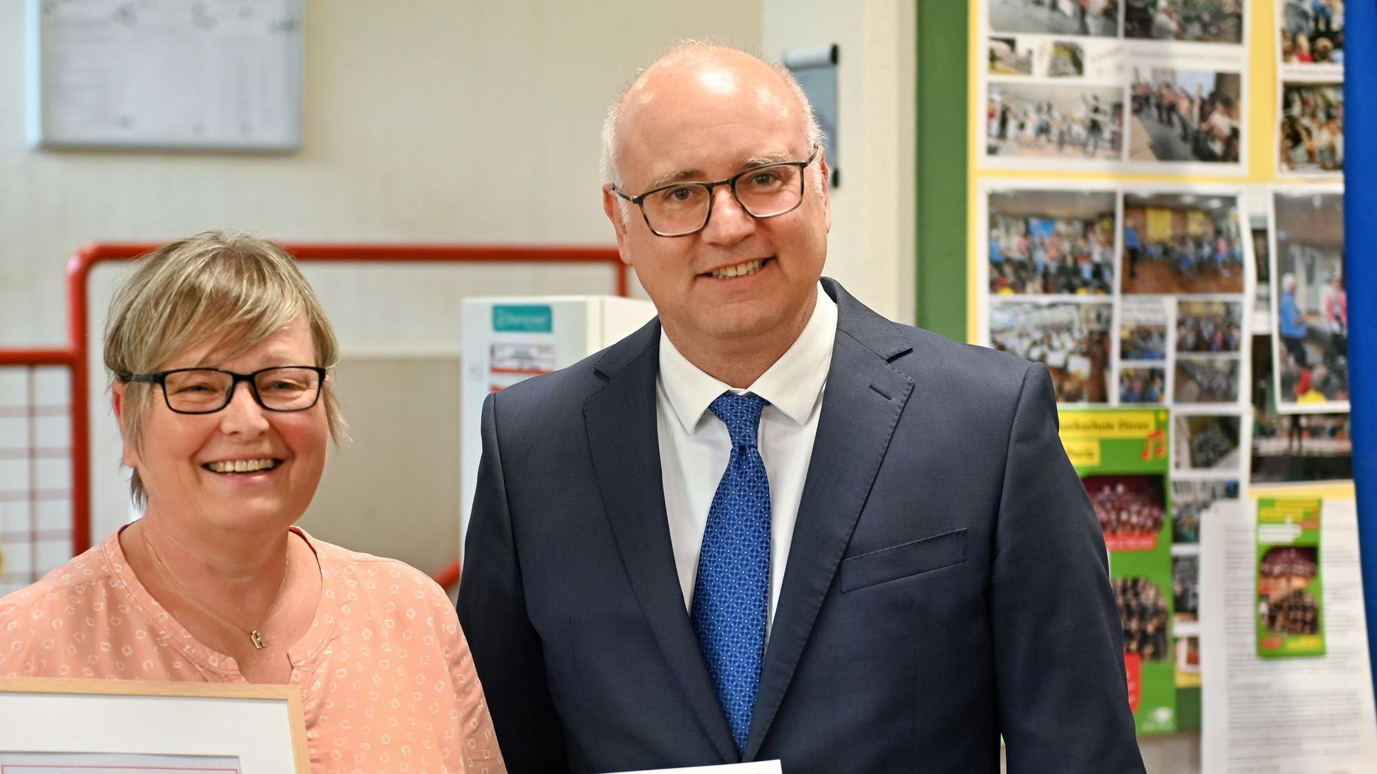 Hilde Amrein strahlt, neben ihr steht der Bürgermeister.