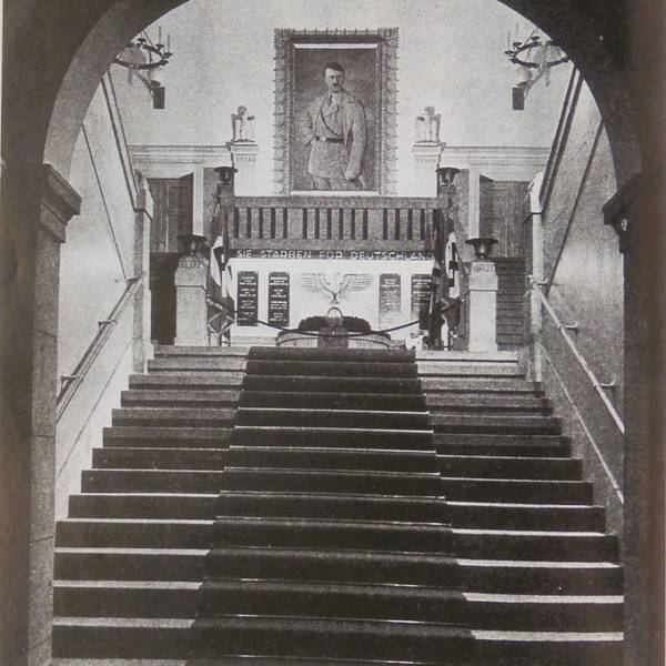 Blick in das Treppenhaus der damaligen Gauleitung in der Südstadt: Unter dem Porträt Adolf Hitlers befand sich eine Gedenk- und Weihestätte für ums Leben gekommene Nationalsozialisten, die auch den Löwenbrunnen umfasste.