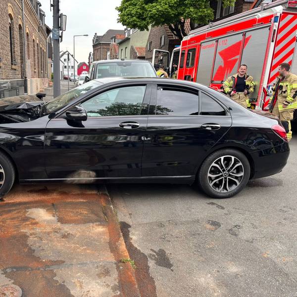 Ein 75-Jähriger fuhr am Dienstag mit seinem Mercedes gegen eine Hauswand in Lövenich.