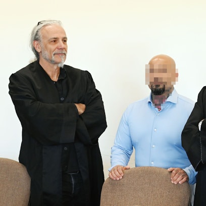 Der frühere Rockerboss Aykut Ö. (38) zwischen seinen Verteidigern Frank Nobis (l.) und Michael Hakner