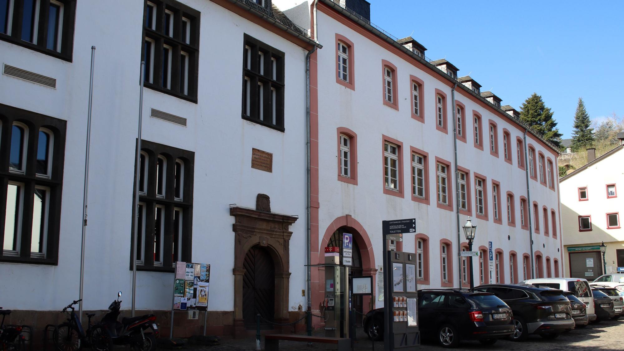 Die Außenansicht zeigt den Übergang zwischen Rathaus und Grundschule in Bad Münstereifel.