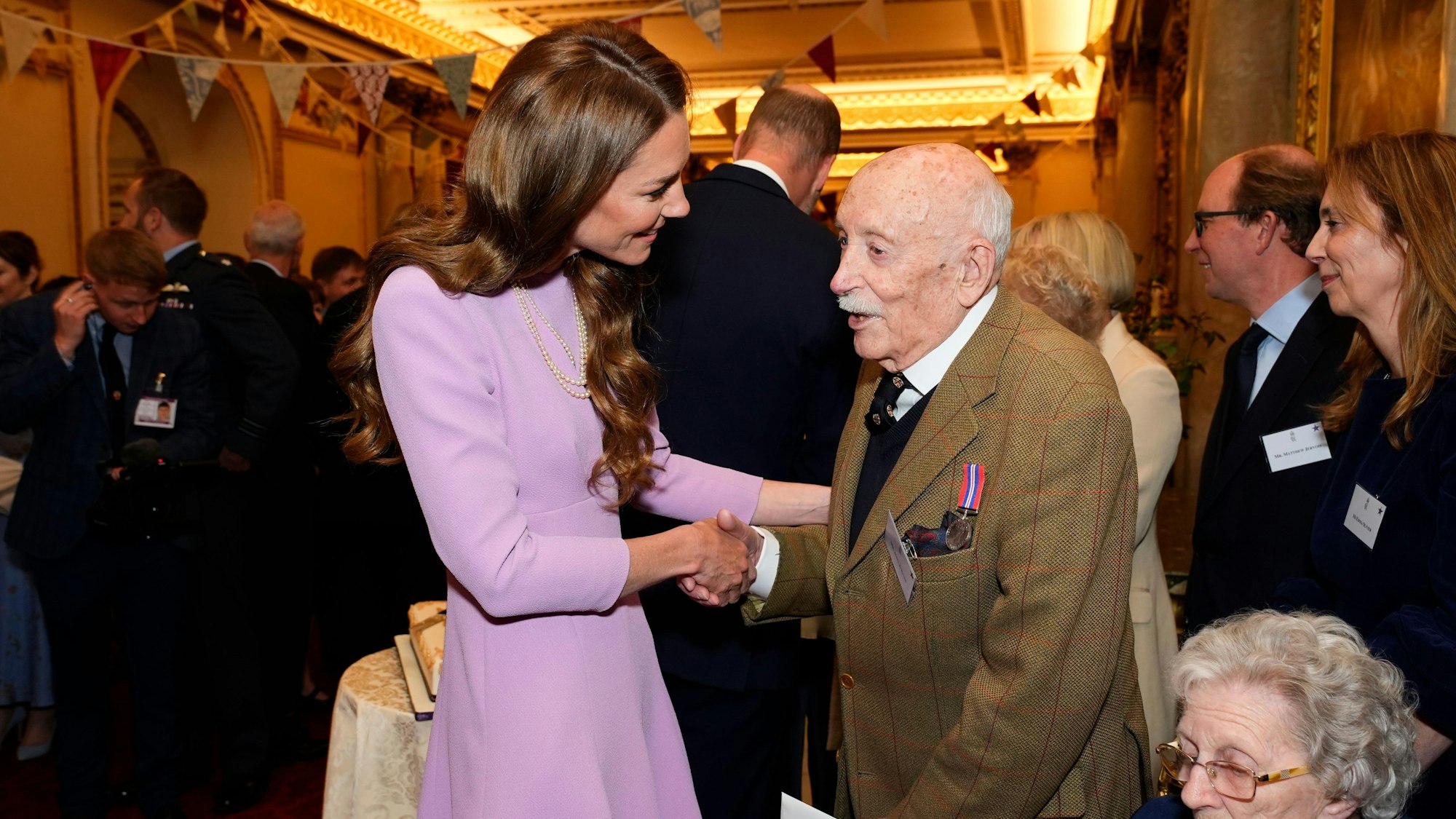 Catherine, Prinzessin von Wales, während eines Empfangs im Buckingham Palace, London, zur Feier des 100. Geburtstages von Königin Elisabeth II.