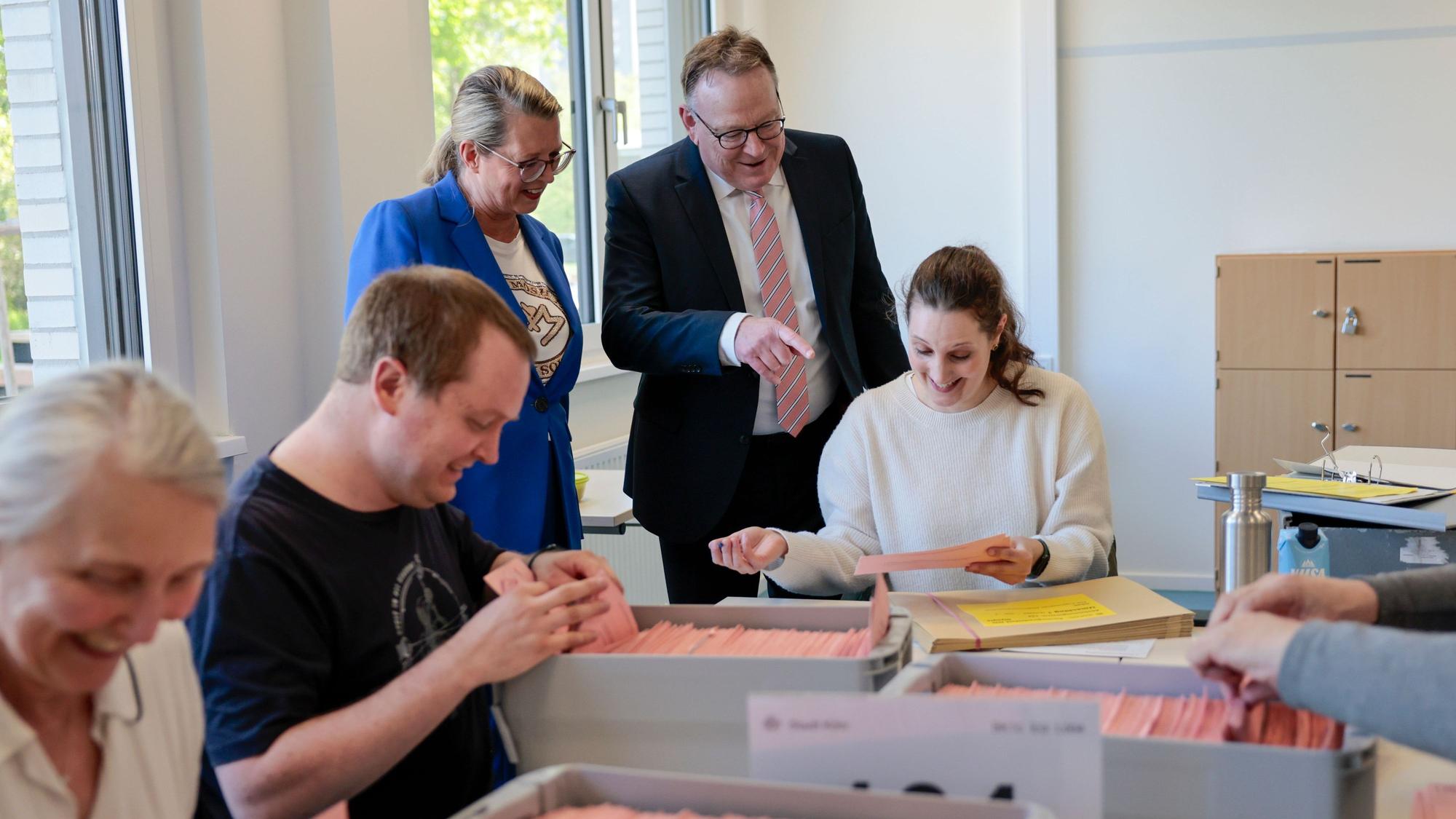 Sonntag-Nachmittag um 16 Uhr zum Beginn der Auszählung des Ratsbürgerentscheids besuchten Kölns OB Torsten Burmester und Stadtdirektorin Andrea Blome das Auszählzentrum in Deutz – da war die Laune bei allen noch gut.