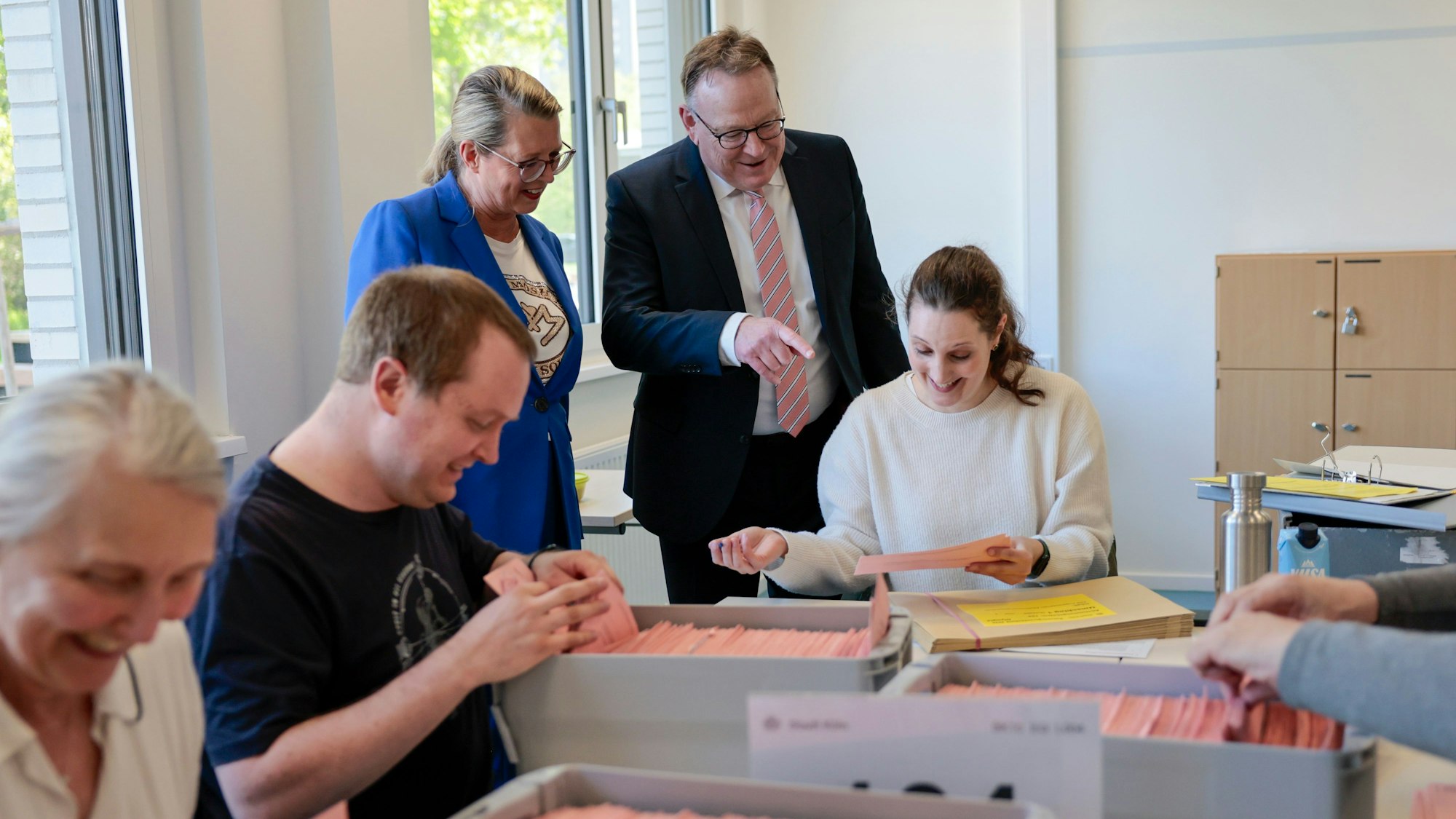 Sonntag-Nachmittag um 16 Uhr zum Beginn der Auszählung des Ratsbürgerentscheids besuchten Kölns OB Torsten Burmester und Stadtdirektorin Andrea Blome das Auszählzentrum in Deutz – da war die Laune bei allen noch gut.