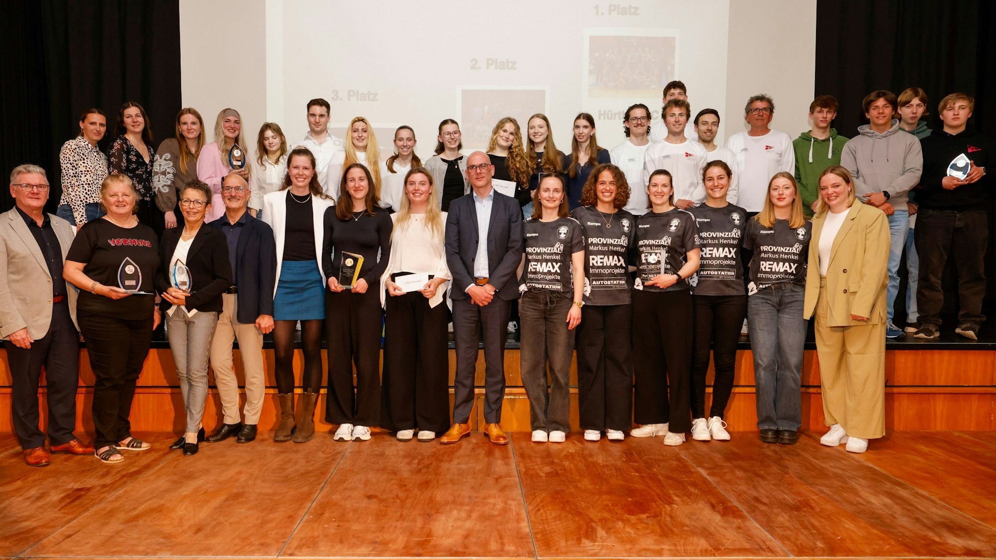 Wurden auf der Bühne geehrt: Die zehn besten Mannschaften bei der Sportlerwahl Rhein-Erft.