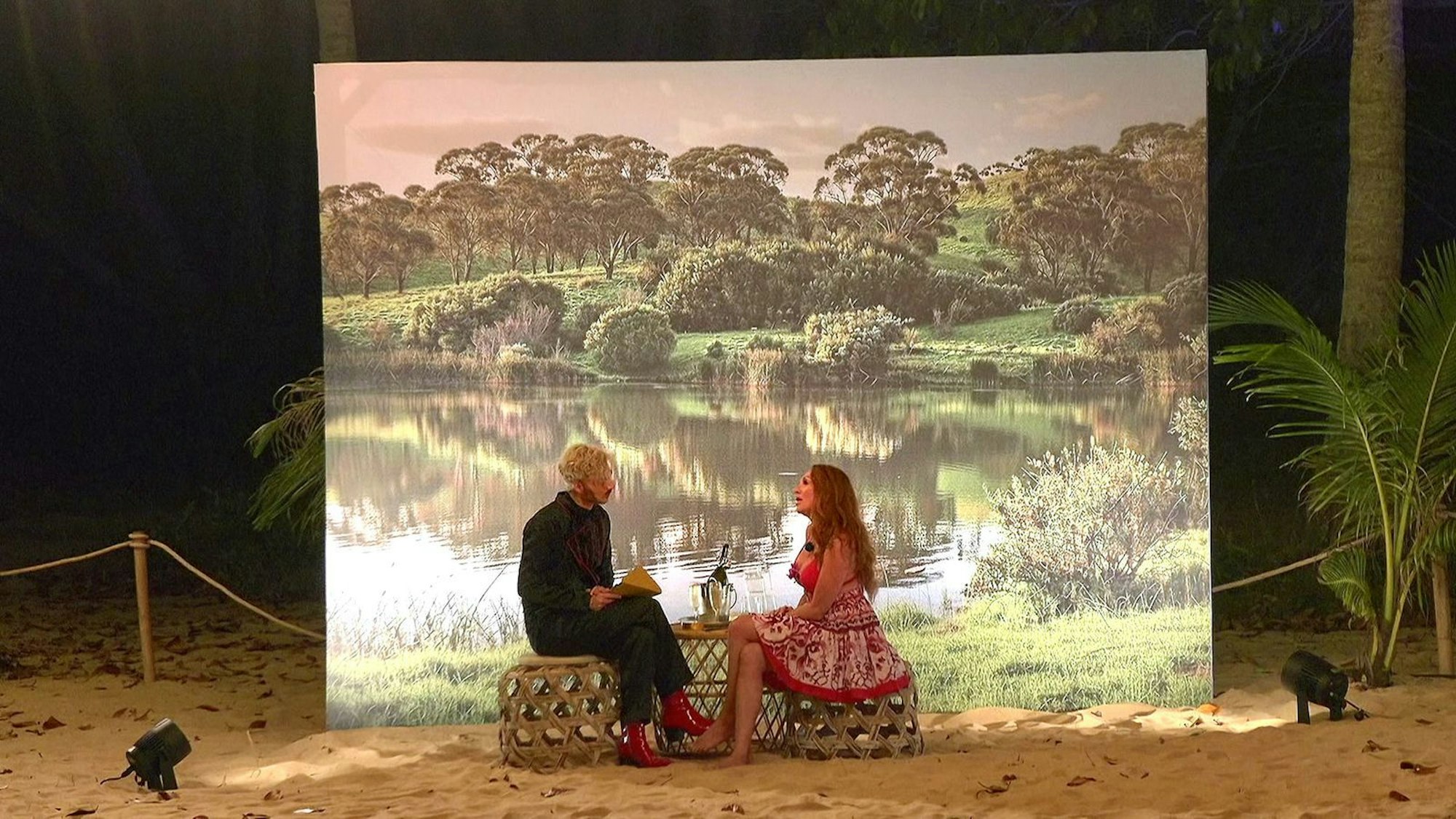 Sam (links) und Georgina werden zur Aussprache verdonnert. (Bild: RTLZWEI)